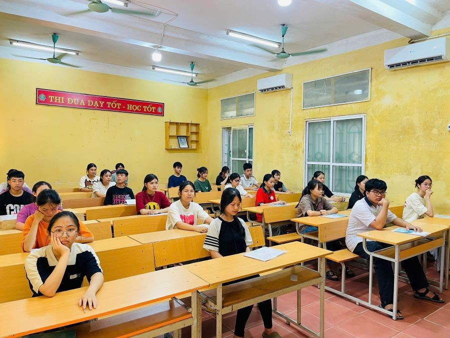 Các thí sinh tại Hội đồng coi thi trường THPT Long Châu Sa. z6670143564507-ef218081a528e2bb4db42f6270bb3b93.jpg