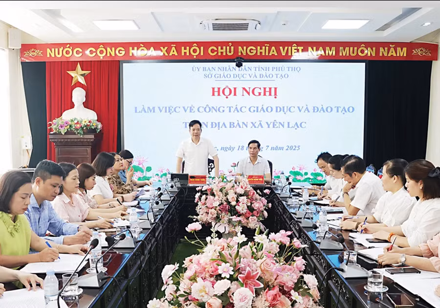 Ông Trần Minh Tuấn - Phó Giám đốc Sở GD&ĐT tỉnh Phú Thọ (đứng) phát biểu tại buổi làm việc.