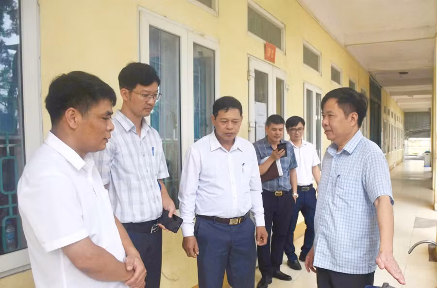 Ông Trần Minh Tuấn - Phó Giám đốc Sở GD&ĐT tỉnh Phú Thọ cùng đoàn công tác kiểm tra tại Trường Tiểu học Tiên Lữ.