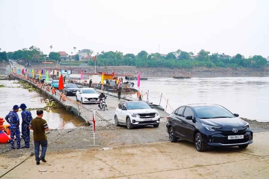 Sở GD&ĐT tỉnh Phú Thọ đề nghị các trường THPT, trung tâm GDNN-GDTX thuộc huyện Tam Nông và huyện Lâm Thao có phương án bố trí chỗ ăn, chỗ nghỉ cho học sinh trong những ngày thi, đề phòng trường hợp cầu phao Phong Châu bị cắt do mưa lũ.