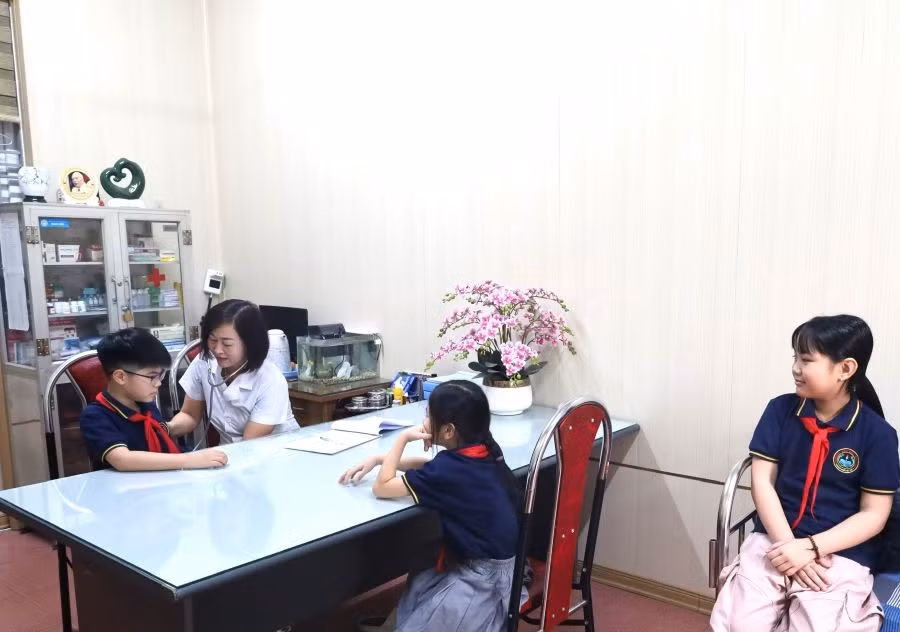 Trường Tiểu học Gia Cẩm (phường Việt Trì) chú trọng chăm sóc sức khỏe ban đầu cho học sinh (ảnh minh họa).