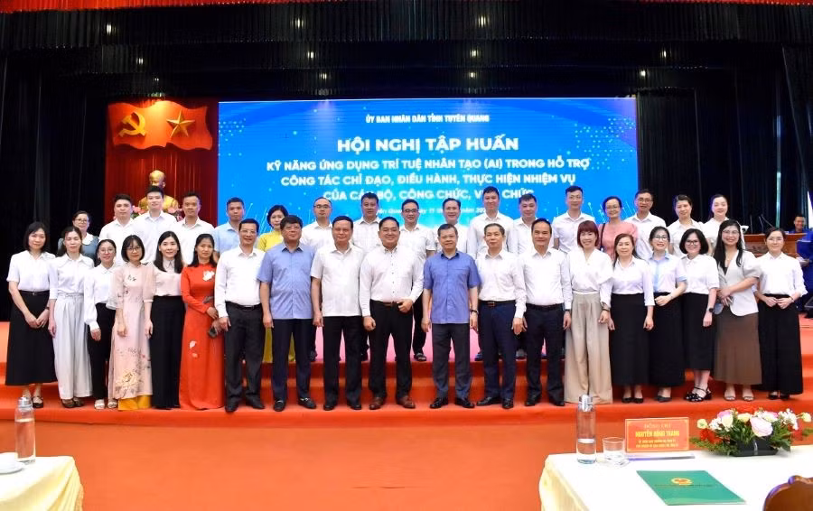 Lãnh đạo tỉnh Tuyên Quang chụp ảnh lưu niệm với các đại biểu dự hội nghị.