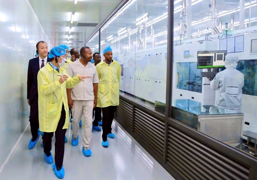 Thủ tướng cùng Đoàn đại biểu cấp cao Ethiopia tham quan dây chuyền sản xuất tại Công ty TNHH Toyo Solar tại Khu công nghiệp Cẩm Khê (huyện Cẩm Khê, tỉnh Phú Thọ).