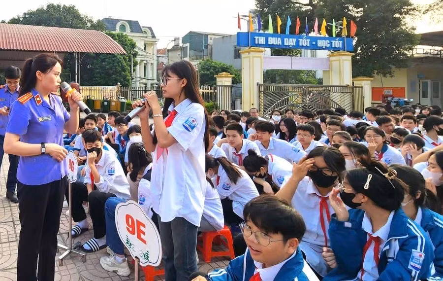 Học sinh Trường THCS Gia Cẩm (TP Việt Trì) được tuyên truyền về phòng chống vi phạm pháp luật trên không gian mạng.