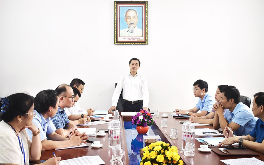 Ông Trần Văn Thuấn, Thứ trưởng Bộ Y tế (đứng) phát biểu kết luận buổi làm việc kiểm tra công tác y tế phục vụ kỳ thi tốt nghiệp THPT 2025 tại Trường THPT Việt Trì. yt2.jpg