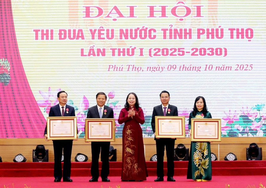 Phó Chủ tịch nước Võ Thị Ánh Xuân trao Huân chương Lao động hạng Nhất cho 1 cá nhân, Huân chương Lao động hạng Nhì cho 3 cá nhân. 