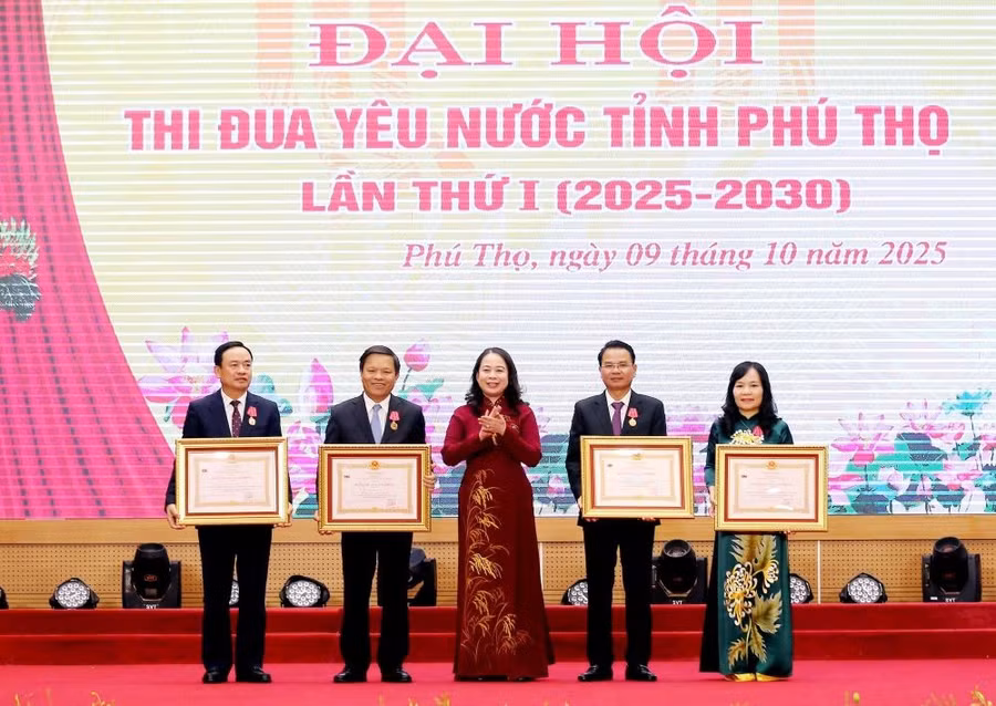 Phó Chủ tịch nước Võ Thị Ánh Xuân trao Huân chương Lao động hạng Nhất cho 1 cá nhân, Huân chương Lao động hạng Nhì cho 3 cá nhân. 