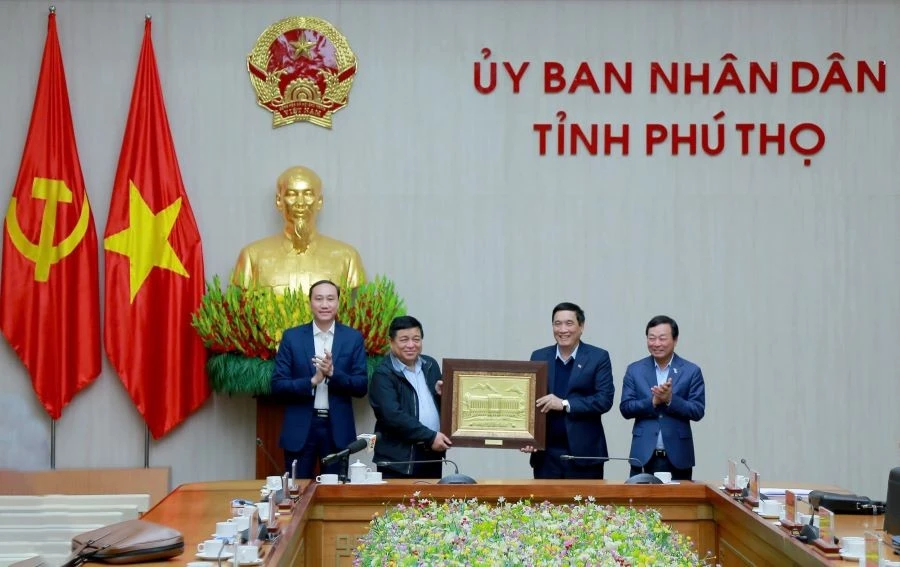 Lãnh đạo Tỉnh ủy Phú Thọ tặng quà lưu niệm Phó Thủ tướng Nguyễn Chí Dũng.