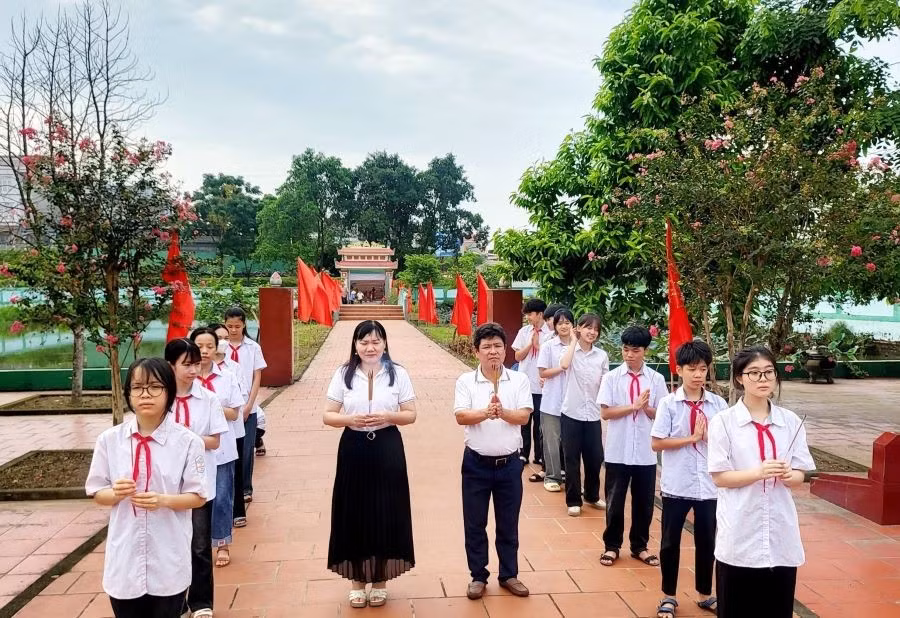 Ban giám hiệu Trường THCS Vĩnh Lại và các em học sinh dâng hương tưởng niệm tại Đài tưởng niệm liệt sĩ xã.
