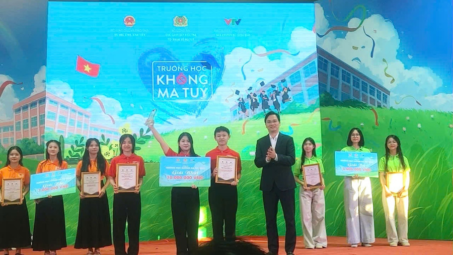 Ông Vũ Đình Hưng - Giám đốc Sở GD&ĐT tỉnh Tuyên Quang trao thưởng cho các đội thi.