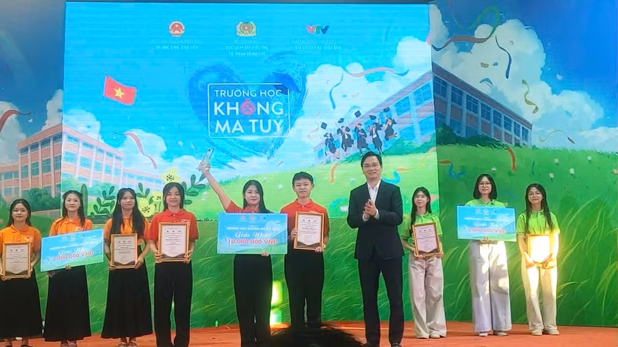 Ông Vũ Đình Hưng - Giám đốc Sở GD&ĐT tỉnh Tuyên Quang trao thưởng cho các đội thi.