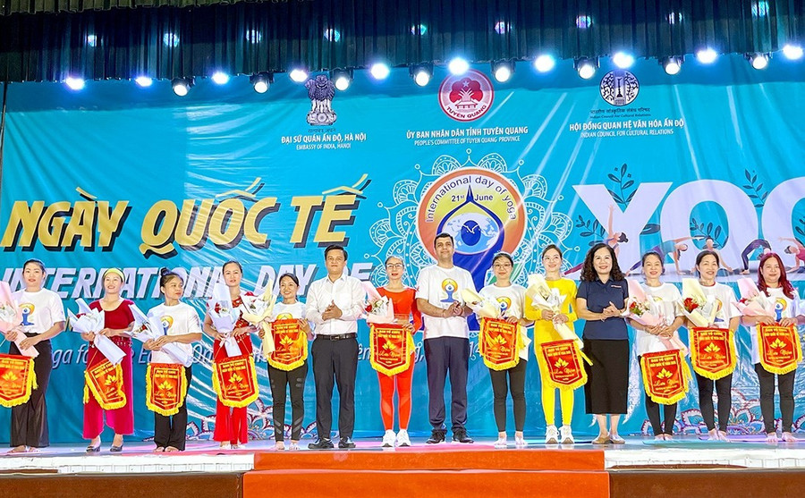 Ban tổ chức tặng hoa và cờ lưu niệm cho các đơn vị tham gia chương trình chào mừng Ngày Quốc tế Yoga năm 2025 tại tỉnh Tuyên Quang. y1.jpg