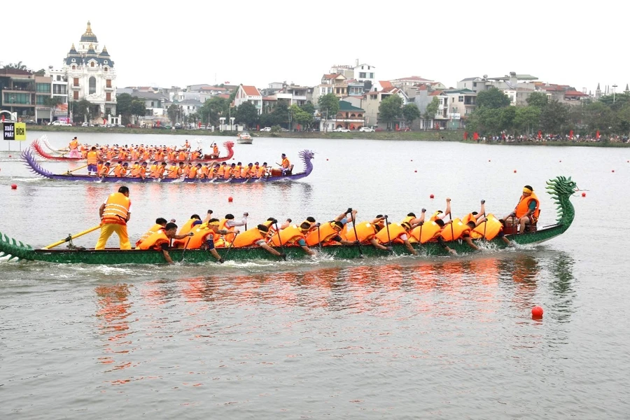 Các đội thi tại Giải Bơi chải Việt Trì mở rộng năm 2024.