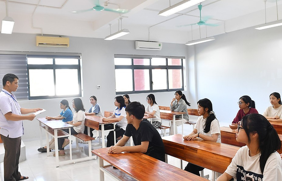 Cán bộ coi thi phổ biến quy chế thi tới các thí sinh.