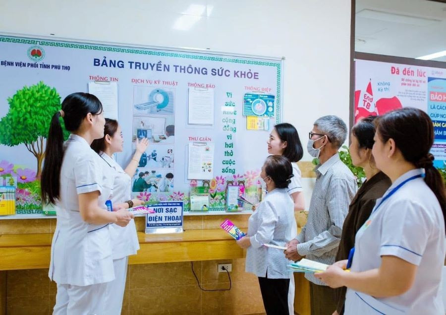 Bệnh viện Phổi tỉnh Phú Thọ có Tổ Chăm sóc khách hàng, nhân viên tiếp đón hướng dẫn làm thủ tục cho người bệnh, đảm bảo không để người bệnh phải chờ đợi lâu. 486575289-1182164840364792-7180999372441675721-n.jpg
