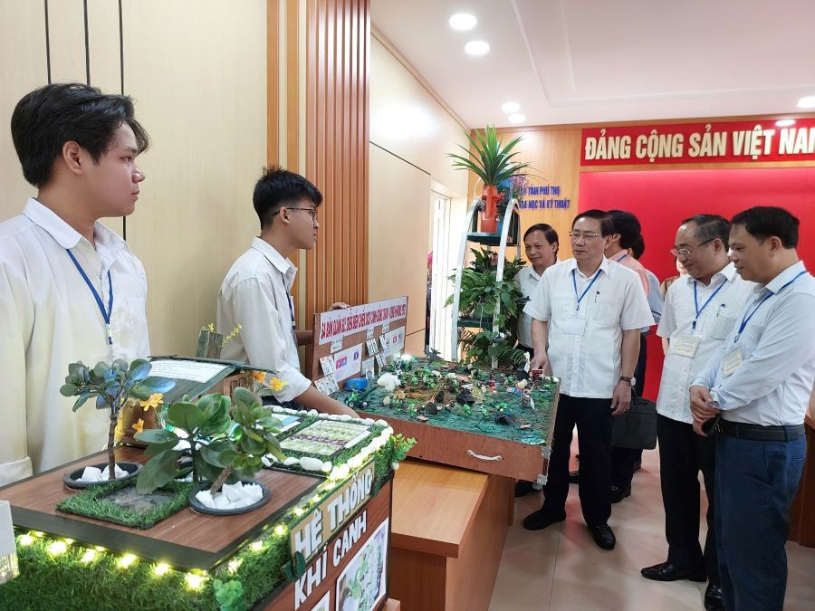 Ban Tổ chức cuộc thi tham quan lĩnh vực sản phẩm thân thiện với môi trường.