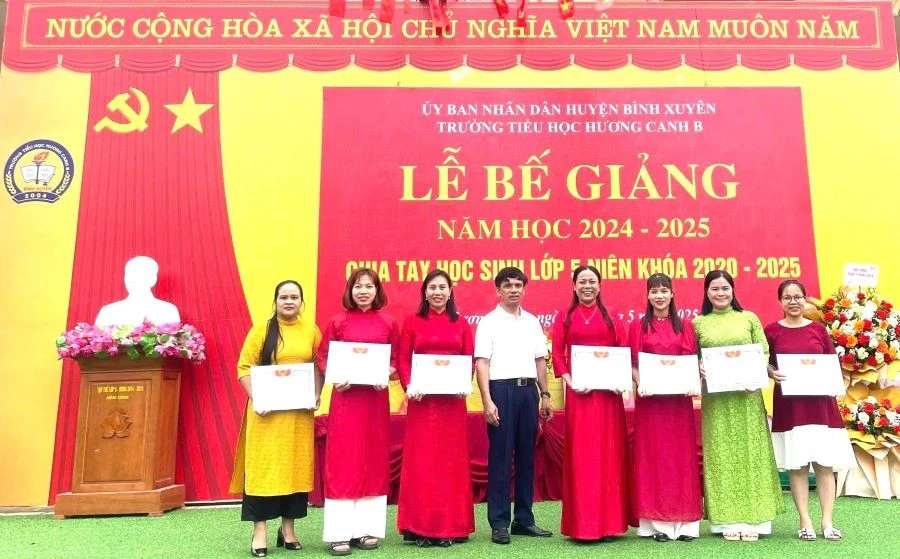 Lãnh đạo Phòng GD&ĐT huyện Bình Xuyên trao Giấy khen cho cán bộ, giáo viên trường Tiểu học Hương Canh B.