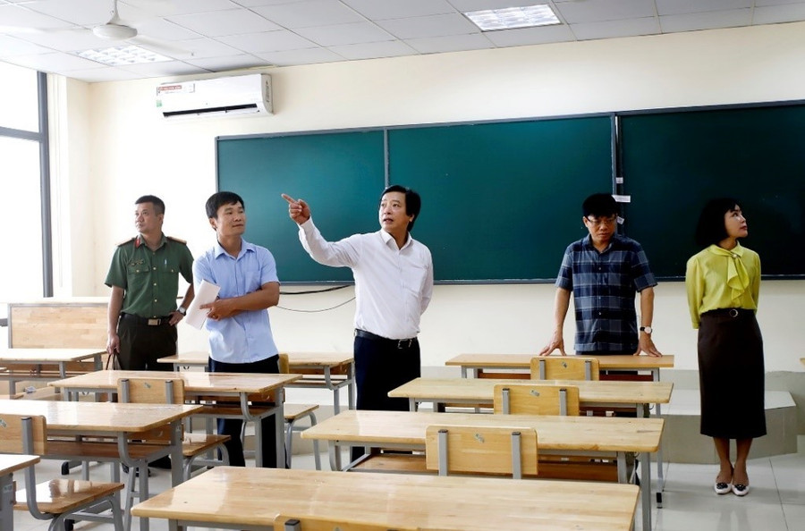 Ông Nguyễn Mạnh Sơn - Phó Chủ tịch UBND tỉnh Phú Thọ cùng Đoàn kiểm tra tại điểm thi Trường THPT Chuyên Hùng Vương. 1.jpg