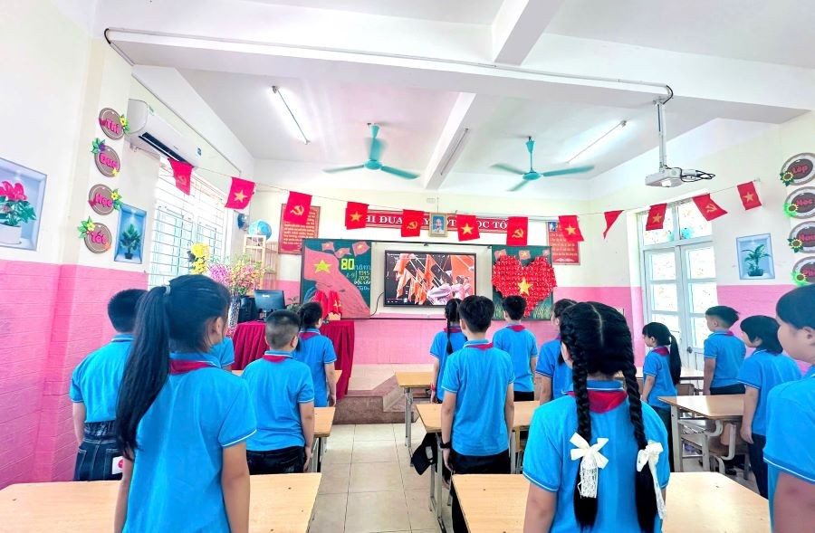 Các em học sinh lớp 4A1 Trường Tiểu học Cao Xá (xã bản Nguyên) thực hiện Chào cờ tại Lễ khai giảng trực tuyến. th-cao-xa.jpg