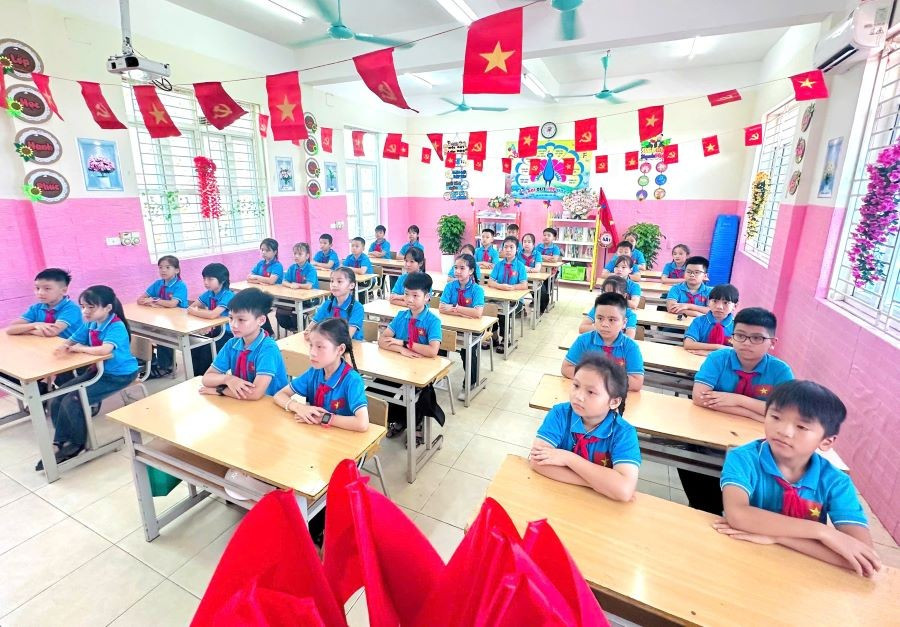 Các em học sinh lớp 4A1 Trường Tiểu học Cao Xá (xã bản Nguyên) chăm chú dự Lễ khai giảng trực tuyến tại lớp học. th-cao-xa-1.jpg