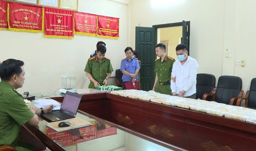 Lực lượng chức năng giám định vật chứng thu giữ trong chuyên án (ảnh: Công an tỉnh Phú Thọ).