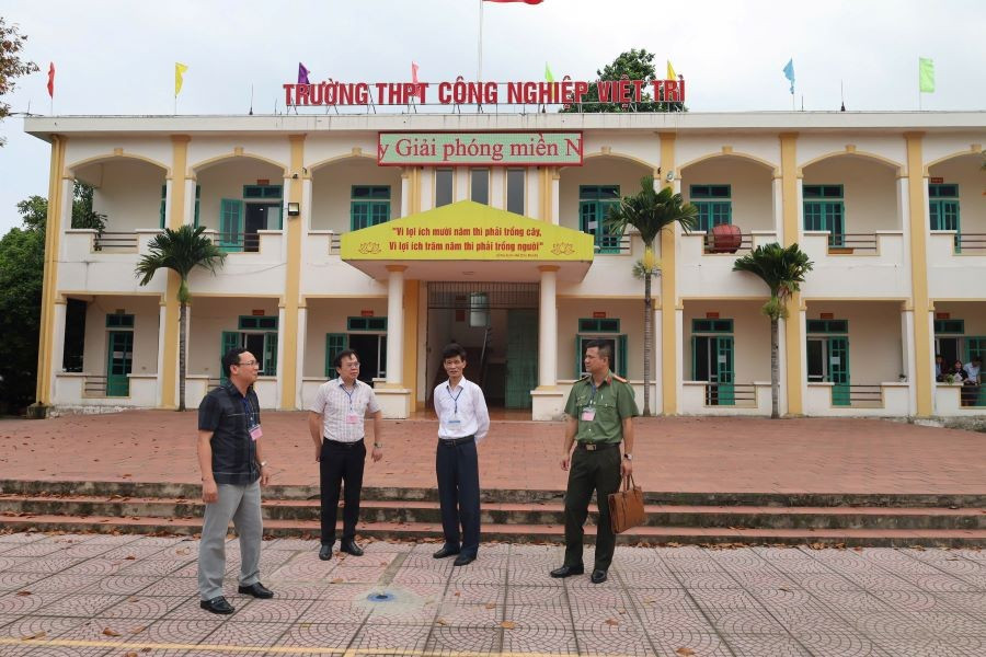 Đoàn kiểm tra công tác tuyển sinh vào lớp 10 năm học 2025 - 2026 tại Hội đồng coi thi Trường THPT Công nghiệp Việt Trì. z6668068247147-0e08f1c7f12a36d08c2f5c7eed3fefe0.jpg