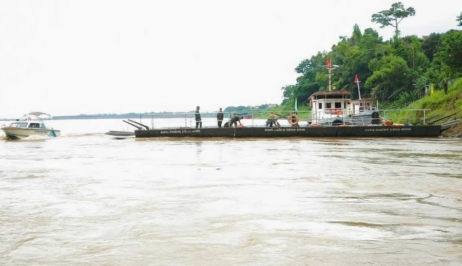 Lực lượng Công binh chuẩn bị chạy thử không tải phà quân sự tại Phong Châu.