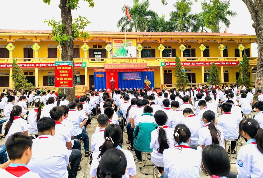 Cán bộ Công an xã Bản Nguyên tuyên truyền, phổ biến giáo dục pháp luật an toàn giao thông; phòng chống bạo lực học đường và các tệ nạn xã hội cho học sinh Trường THCS Bản Nguyên. ban-nguyen-3.jpg