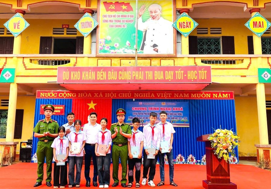 Ban tổ chức tặng quà cho các em học sinh trường THCS Bản Nguyên có số lần trả lời đúng câu hỏi của chương trình nhiều nhất.
