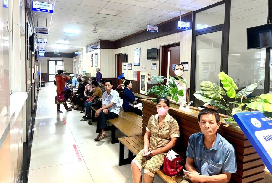 Khu vực ngồi chờ khám bệnh tại TTYT huyện Hạ Hòa. 2.jpg