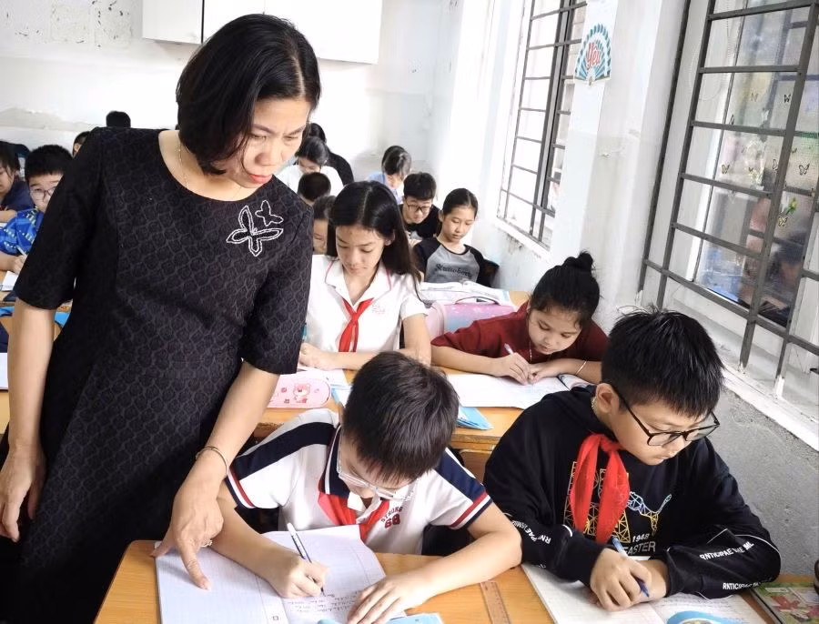 Cô Hà Thu Huyền trong một tiết dạy của mình.