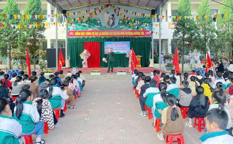 Trường Tiểu học Văn Lung tổ chức hoạt động ngoại khóa với chủ đề "Thiếu nhi Đất Tổ noi gương anh bộ đội cụ Hồ". 4-th-hoc-van-lung.jpg