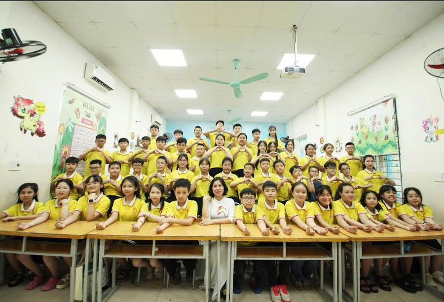 Cô Huyền cùng các em học sinh thân yêu. z7161855009821-ac7246ca268149220a5d8545a48d25bf.jpg
