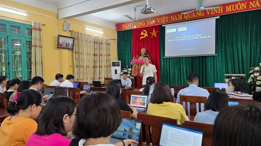 Tại hội nghị, giáo viên được hướng dẫn sử dụng hiệu quả các công cụ trí tuệ nhân tạo. 505112021-1225932549321556-2812240357130941263-n.jpg