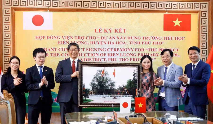 Lãnh đạo huyện Hạ Hoà (tỉnh Phú Thọ) tặng bức tranh “Đền Mẫu Âu Cơ” cho đoàn công tác của Đại sứ quán Nhật Bản tại Việt Nam.