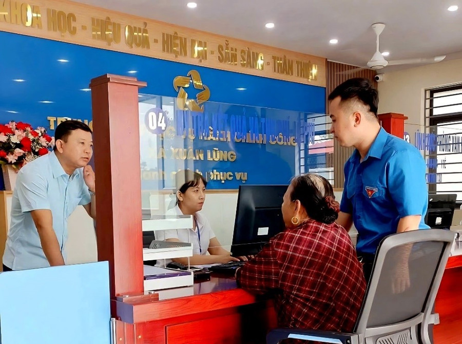 Người dân làm thủ tục hành chính tại Trung tập phục vụ hành chính công xã Xuân Lũng.