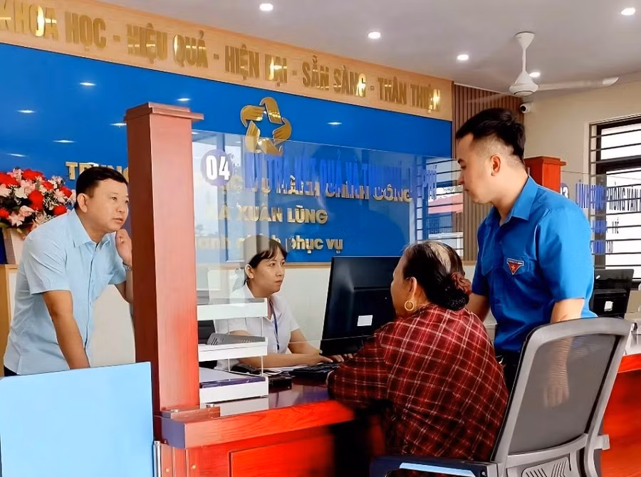 Người dân làm thủ tục hành chính tại Trung tập phục vụ hành chính công xã Xuân Lũng.