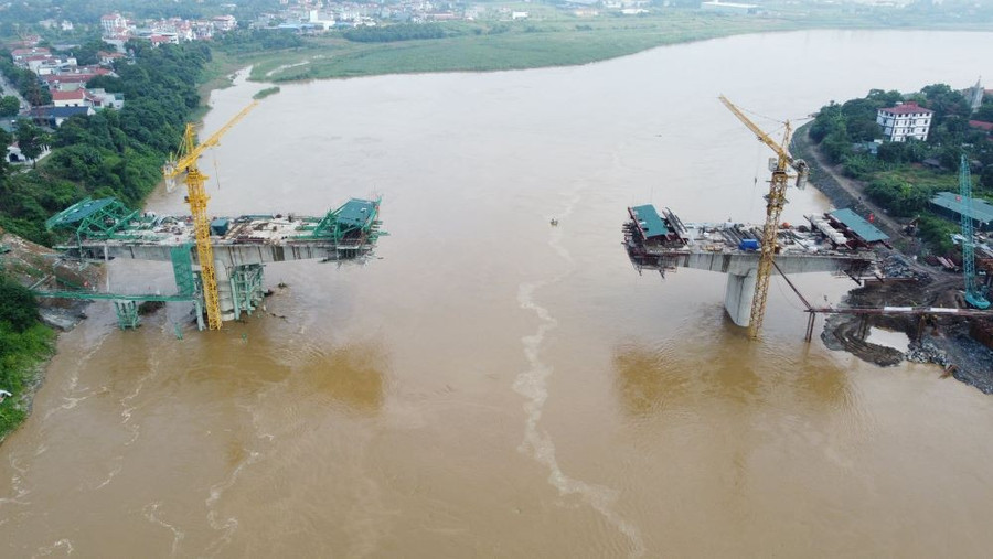 Cầu Phong Châu mới sử dụng dầm bê tông cốt thép và bê tông cốt thép dự ứng lực. Phần cầu chính có ba nhịp dầm liên tục, thi công bằng phương pháp đúc hẫng cân bằng.