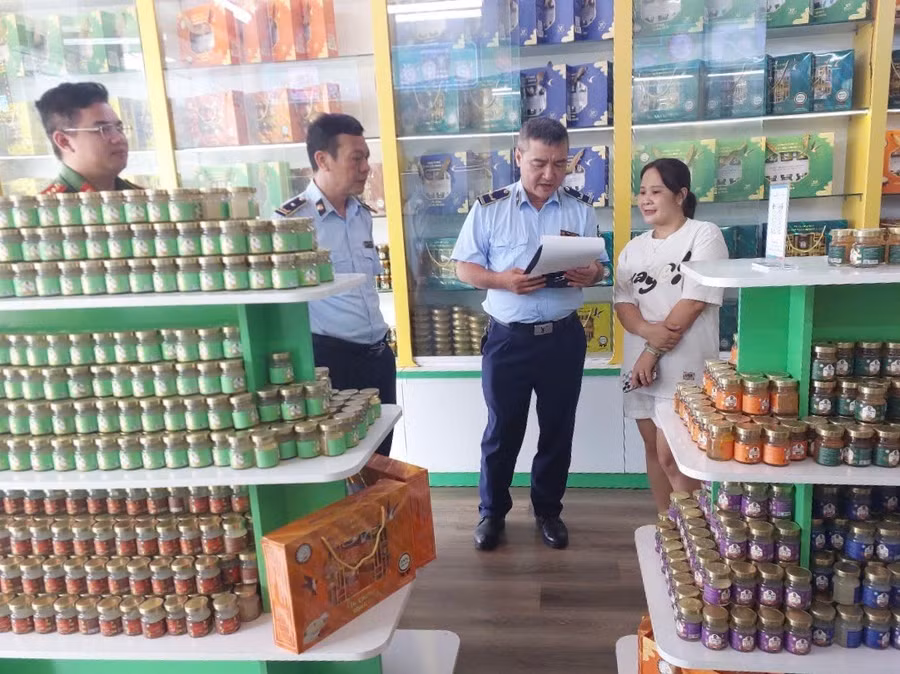 Lực lượng chức năng tỉnh Phú Thọ kiểm tra tại Công ty TNHH Yến sào Tuấn Dương & TKT (ảnh QLTT tỉnh Phú Thọ).