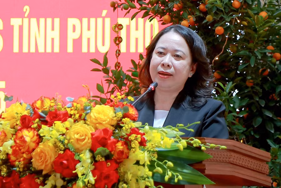 Phó Chủ tịch nước Võ Thị Ánh Xuân phát biểu động viên cán bộ, chiến sĩ Bộ CHQS tỉnh Phú Thọ. 