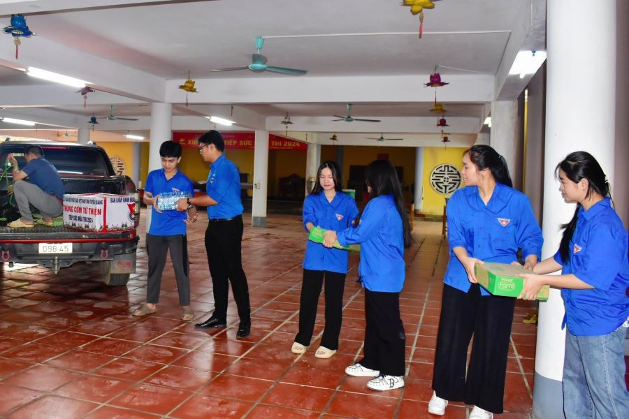 Ban tổ chức đã vận chuyển vật phẩm, nhu yếu phẩm đến 8 điểm nấu ăn tiếp sức mùa thi năm 2025 trên địa bàn tỉnh Tuyên Quang trong sáng 25/6. 512864875-1343930704399611-4742441560159439786-n.jpg