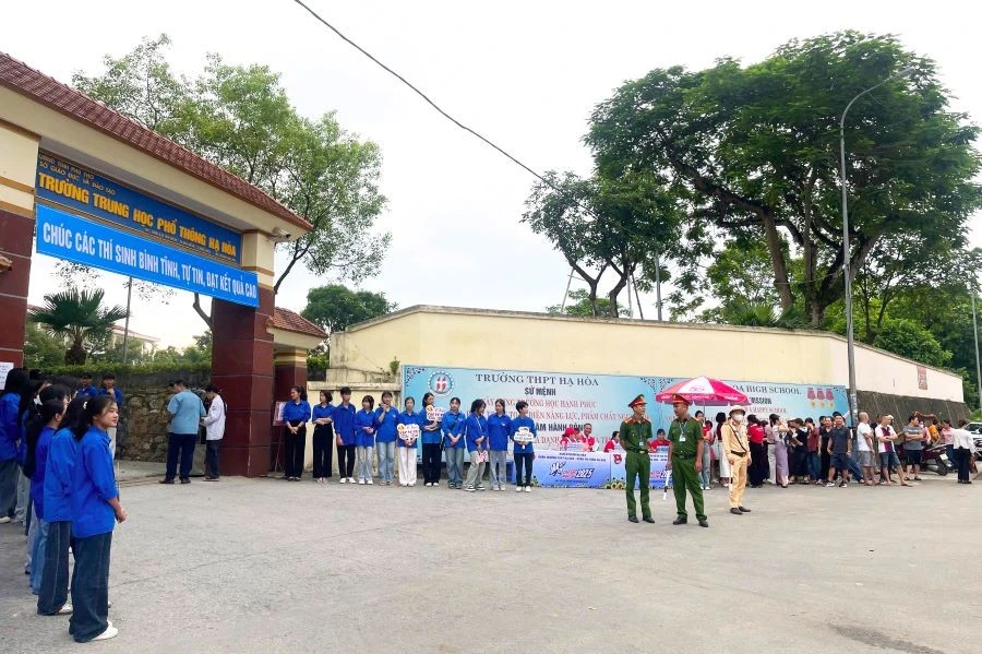 Lực lượng công an, thanh niên tình nguyện… tham gia phục vụ tại Hội đồng coi thi Trường THPT Hạ Hòa (huyện Hạ Hòa).