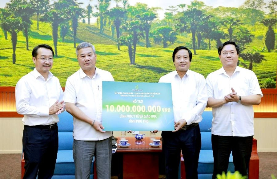 Lãnh đạo PVN (bên trái) trao tượng trưng 10 tỷ đồng hỗ trợ lĩnh vực Y tế và Giáo dục của tỉnh Phú Thọ.