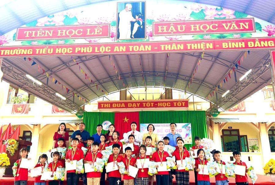 Trường Tiểu học Phú Lộc khen thưởng các em học sinh.