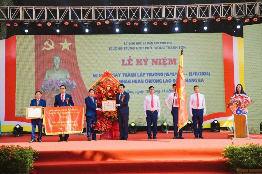 Trường THPT Thanh Sơn vinh dự được Chủ tịch nước tặng thưởng Huân chương Lao động hạng Ba. z6579359446677-c01463671000a26f37c9c2357022e5ae.jpg