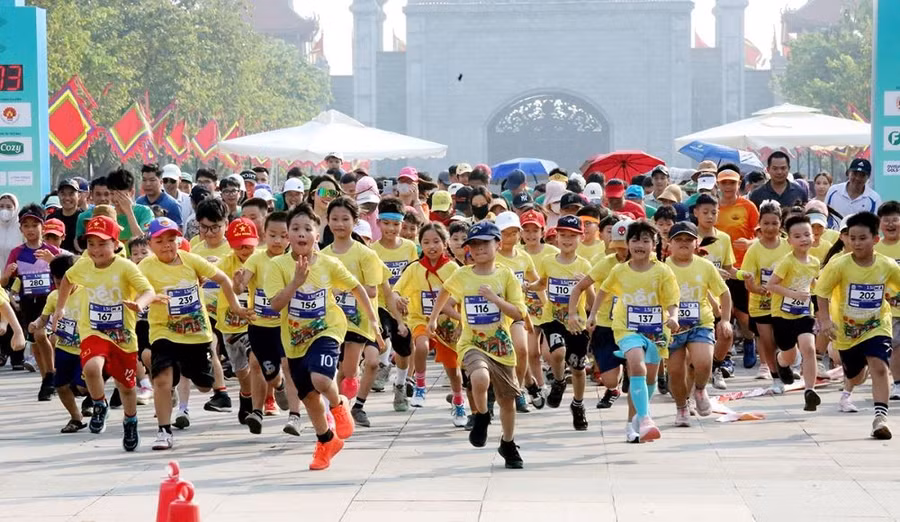 Các em học sinh tham gia Giải chạy Đền Hùng Marathon 2025 cự ly 1,5km.
