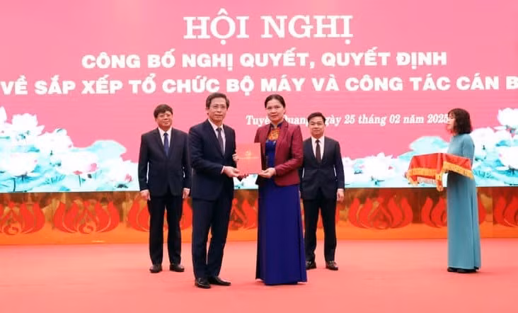 Bà Hà Thị Nga, Bí thư Tỉnh ủy Tuyên Quang trao Quyết định nghỉ hưu trước tuổi cho ông Tạ Đức Tuyên, Bí thư Thành ủy Tuyên Quang.