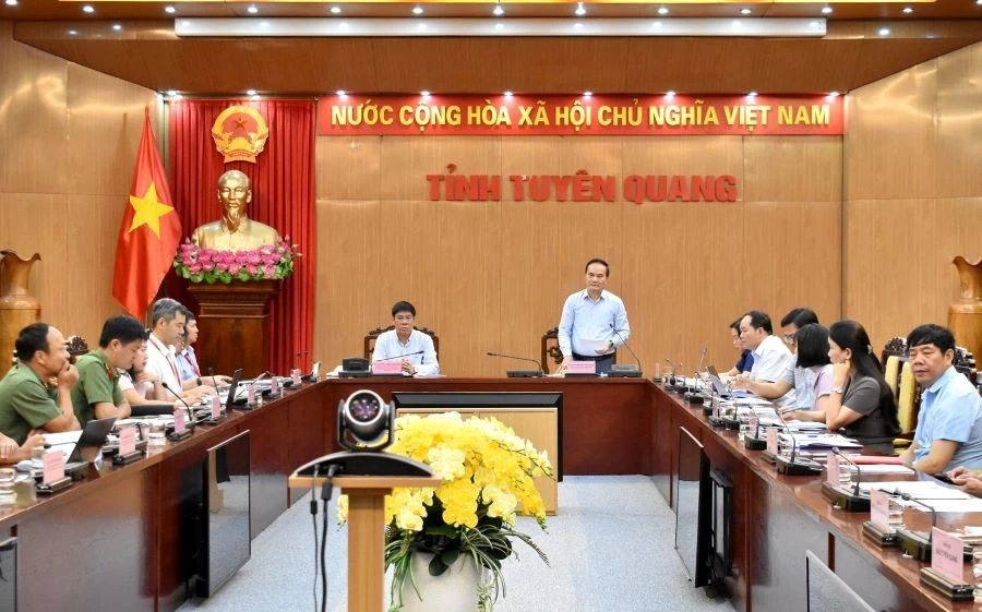 Ông Hoàng Việt Phương - Phó Chủ tịch UBND tỉnh Tuyên Quang (đứng) phát biểu tại buổi làm việc.