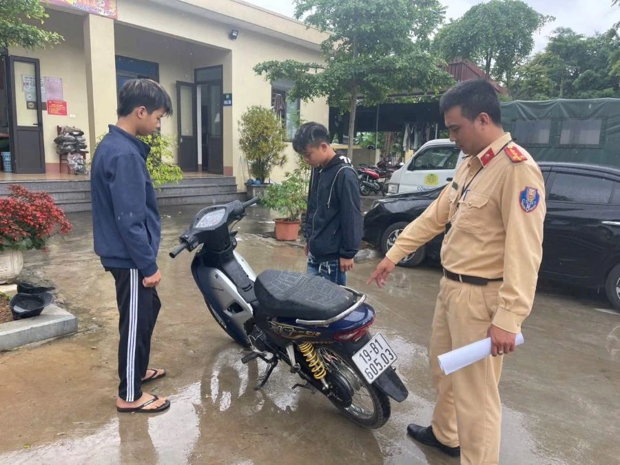 CSGT công an tỉnh Phú Thọ xử lý nghiêm các trường học vi phạm TTATGT (ảnh: CAT Phú Thọ).