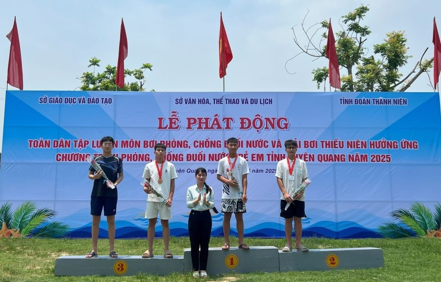 Ban Tổ chức trao huy chương và hoa cho các vận động viên. boi1.jpg